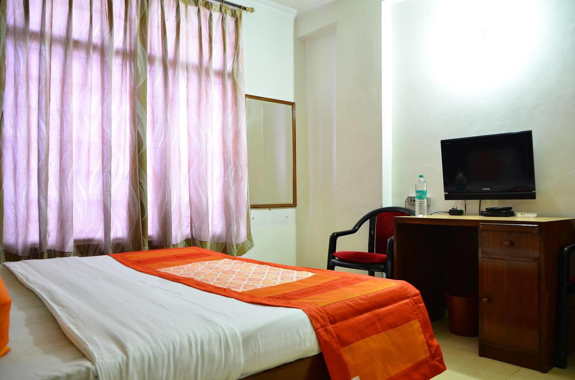 Airport Hotel Paradise International Нью-Дели Экстерьер фото